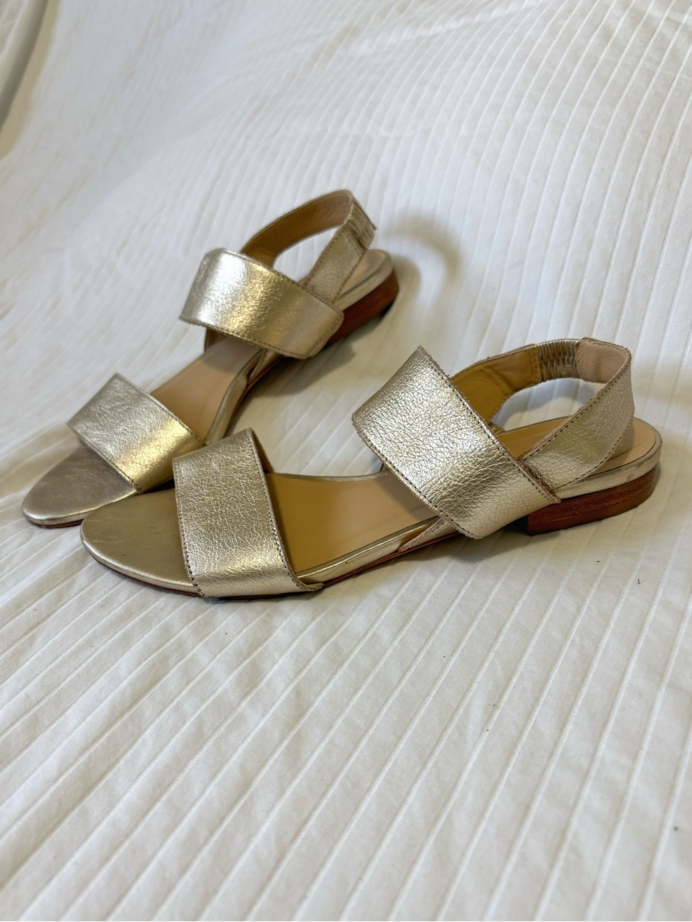 Poppy Barley Metallic Gold Flat Leather Sandals size 6.5